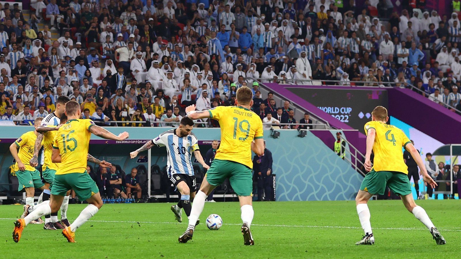
                <strong>Messi-Watch: So schlug sich Argentiniens Superstar gegen Australien</strong><br>
                Wenig später legt Nicolas Otamendi im Strafraum für Messi ab. Der nimmt Maß...
              