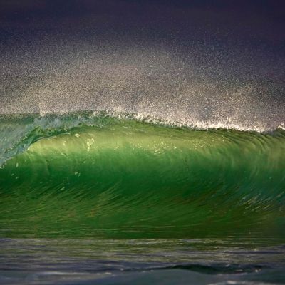 Eine Welle bricht, während die Sonne am Windansea Beach in der US-Gemeinde La Jolla in San Diego untergeht. 