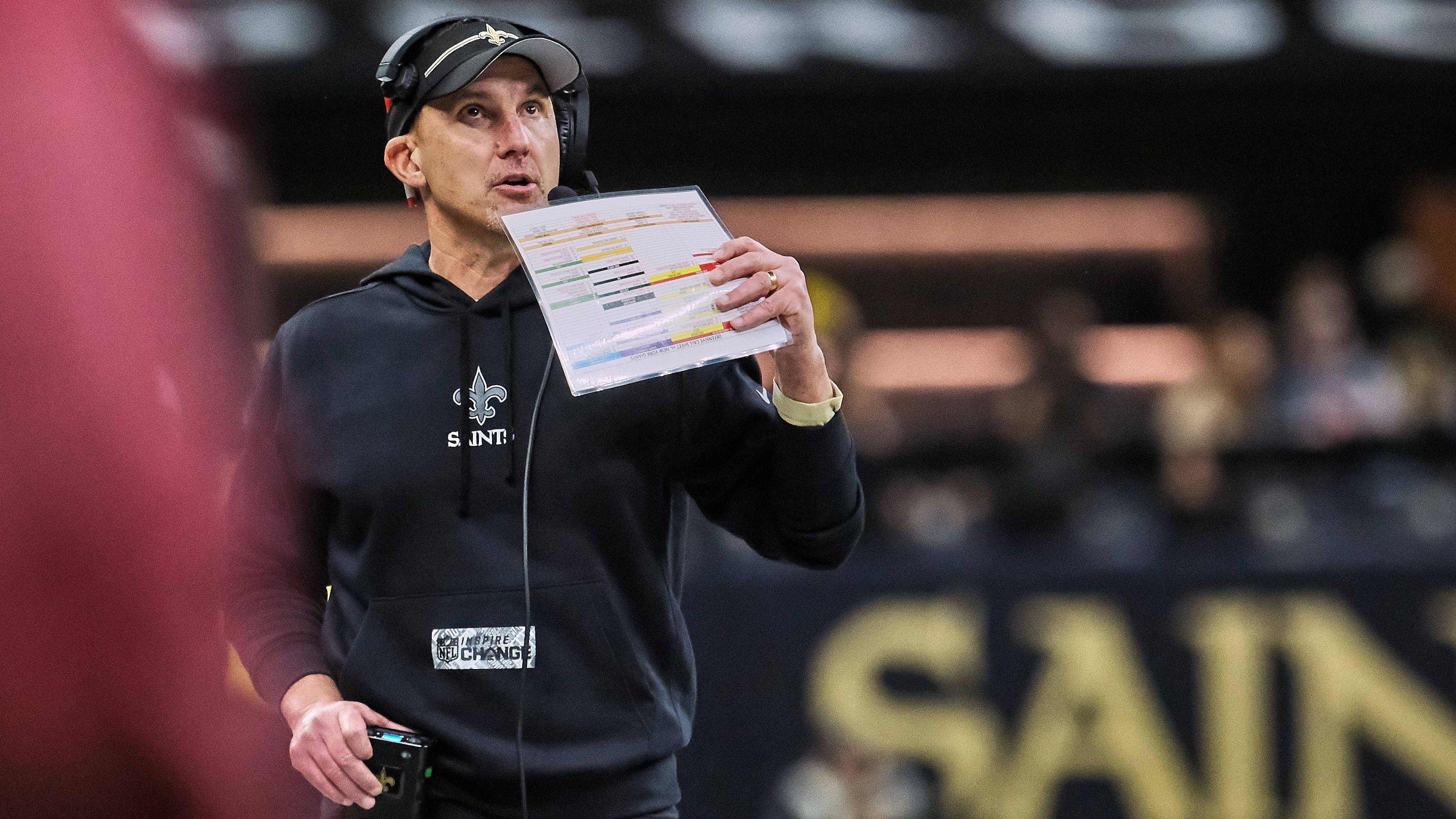 <strong>Platz 24: New Orleans Saints um Head Coach Dennis Allen</strong><br>Seit einigen Jahren stagnieren die New Orleans Saints im Mittelfeld. Head Coach Dennis Allen gelingt es bis dato nicht, aus dem teuren und mit guten Einzelspielern gespickten Kader das Maximum rauszuholen. Immerhin konnte die Defensive phasenweise überzeugen. Dennoch warten die Saints unter Allen noch auf eine Playoff-Teilnahme.&nbsp;