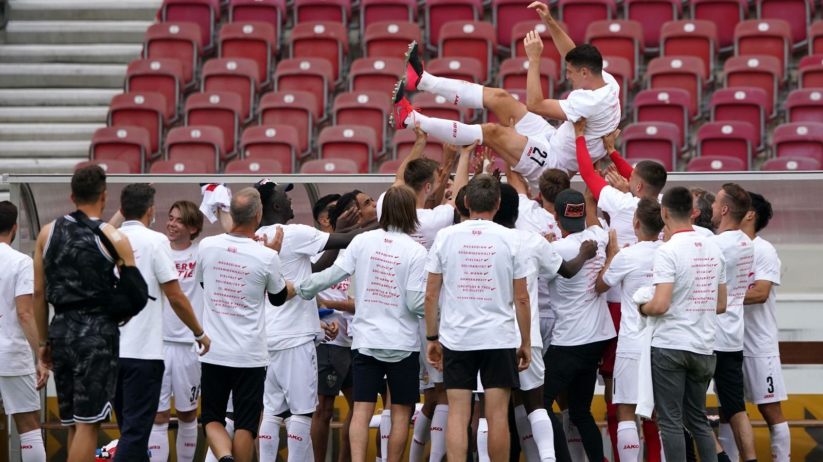 
                <strong>VfB Stuttgart (Deutschland)</strong><br>
                "Es war meine letzte Mission für den VfB, nachdem wir es letztes Jahr verkackt haben", sagte VfB-Stürmer Mario Gomez nach dem letzten Zweitliga-Spiel der Saison 2019/20 bei "Sky". Der damals 34-Jährige konnte mit den Stuttgartern als Tabellenzweiter den Betriebsunfall namens Abstieg direkt reparieren und Gomez hatte mit sieben Saisontoren einen ordentlichen Anteil am Wiederaufstieg der Schwaben. Trotz des erreichten Zieles, auf dessen Weg die Stuttgarter Ende 2019 einen Trainerwechsel hin zu Pellegrino Matarazzo vornahmen, ist für Gomez nun Schluss. Der Ex-Nationalspieler hängt die Schuhe an den Nagel. "Ich habe den Jungs gesagt, dass sie mich immer anrufen können. Aber nicht in den nächsten vier Monaten. Die gehören mir und meiner Familie", sagte Gomez nach dem letzten Zweitliga-Spiel gegen Darmstadt im "SWR". Bei der 1:3-Niederlage verabschiedete sich der 78-malige Nationalspieler mit seinem allerletzten Profi-Tor. 
              