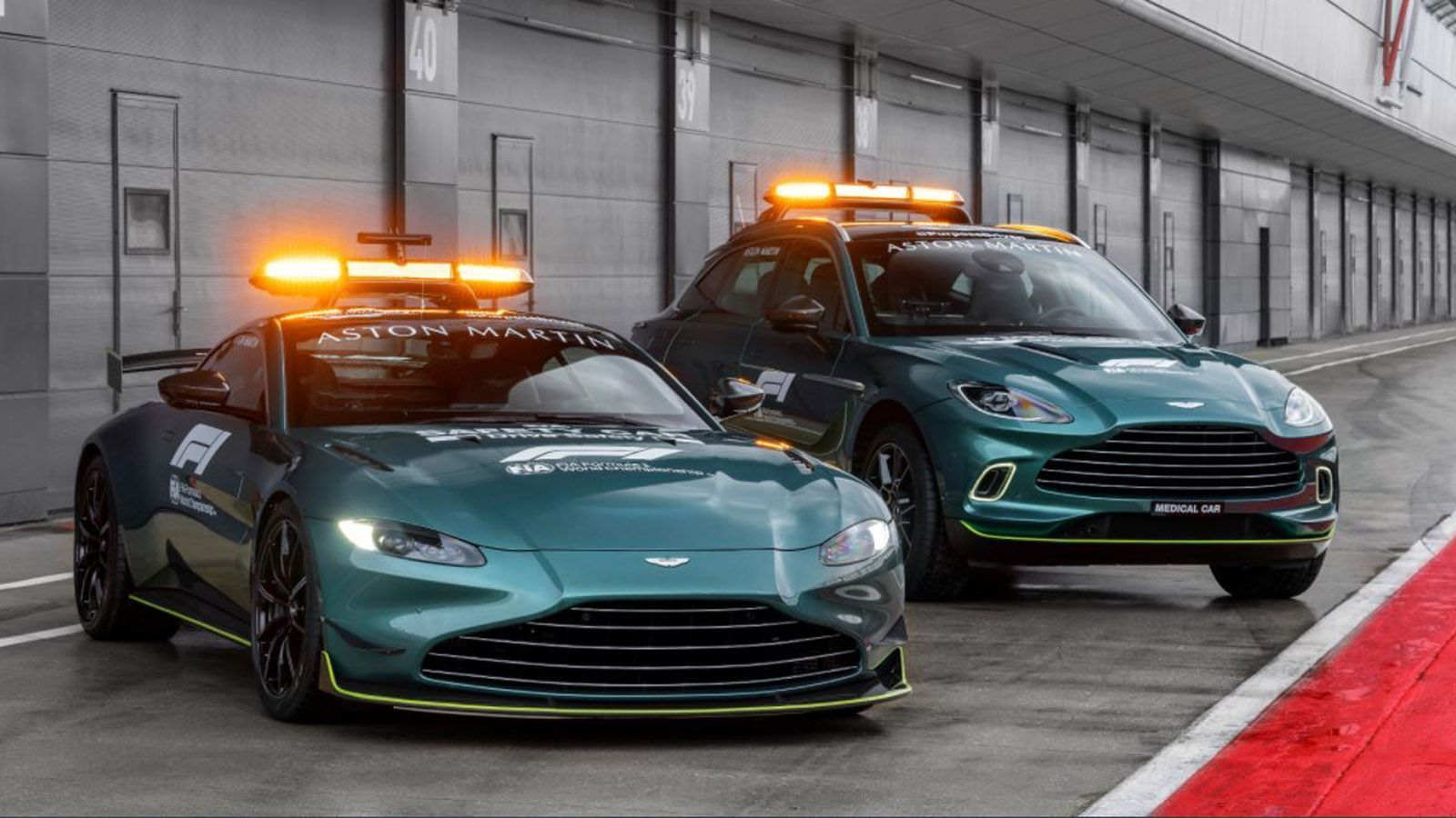 
                <strong>Safety Car Aston Martin</strong><br>
                Im Wechsel mit Mercedes stellt auch der britische Hersteller Aston Martin ein Safety Car und ein Medical Car. Diese sind im traditionellen Grün der Marke gehalten.
              