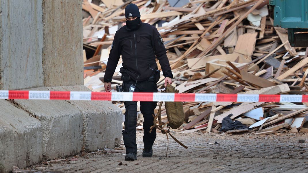 Ein Mitarbeiter des Landeskriminalamtes sichert nach einer Explosion Spuren.