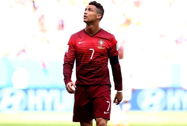 
                <strong>Erfolge</strong><br>
                Noch bitterer die Bilanz von Ronaldo mit der Nationalmannschaft. Keinen einzigen Titel holte er mit Portugal. Doch genügend Zeit bleibt ja noch, immerhin steht die Europameisterschaft 2016 an. 
              