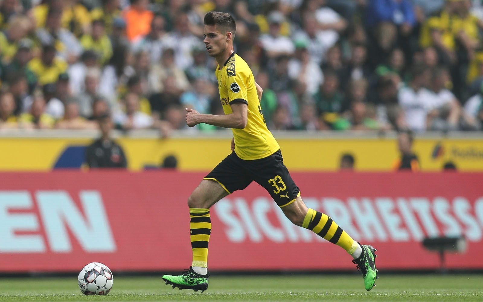 
                <strong>Platz 1: Julian Weigl (Borussia Dortmund) </strong><br>
                Bundesliga-Einsätze: 18Angekommene Pässe: 1.106Fehlpässe: 49Pass-Summe: 1.155 Quote: 95,76 Prozent 
              