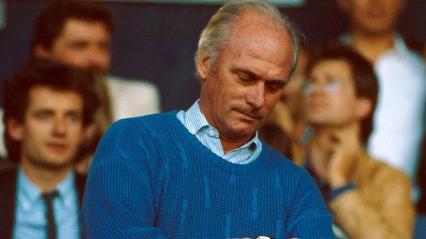 
                <strong>Udo Lattek und sein Lieblingspullover</strong><br>
                Bei strahlendem Sonnenschein erscheint Udo Lattek 1987 zum Spiel des 1. FC Köln gegen den Karlsruher SC im blauen Pullover. Ein Reporter fragt ihn daraufhin, ob das sein neuer Glücksbringer sei. Latteks Antwort? "Klar, den ziehe ich erst wieder aus, wenn wir ein Spiel verlieren". 
              
