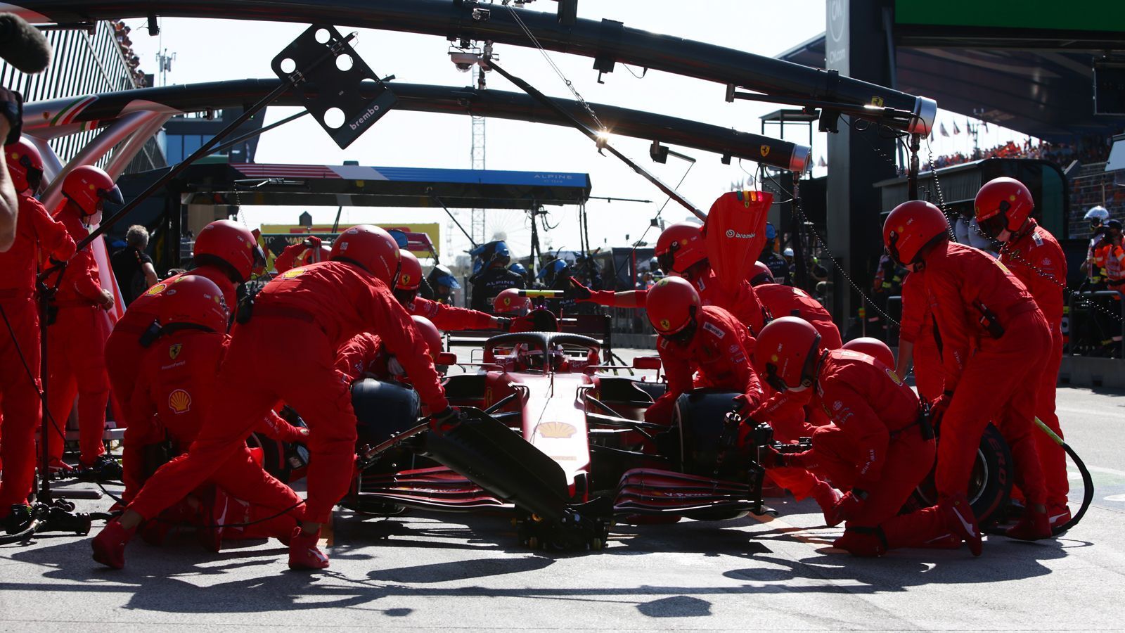 
                <strong>Gewinner: Ferrari</strong><br>
                Platz fünf und sieben springen nach teilweise desolaten Trainingsessions heraus. Starke Leistung der "Scuderia"! Charles Leclerc und Carlos Sainz jr. fahren ein größtenteils unaufgeregtes Rennen. Kleiner Wermutstropfen: Der Spanier muss in der letzten Runde seinen berühmten Landsmann Fernando Alonso vorbeiziehen lassen.
              