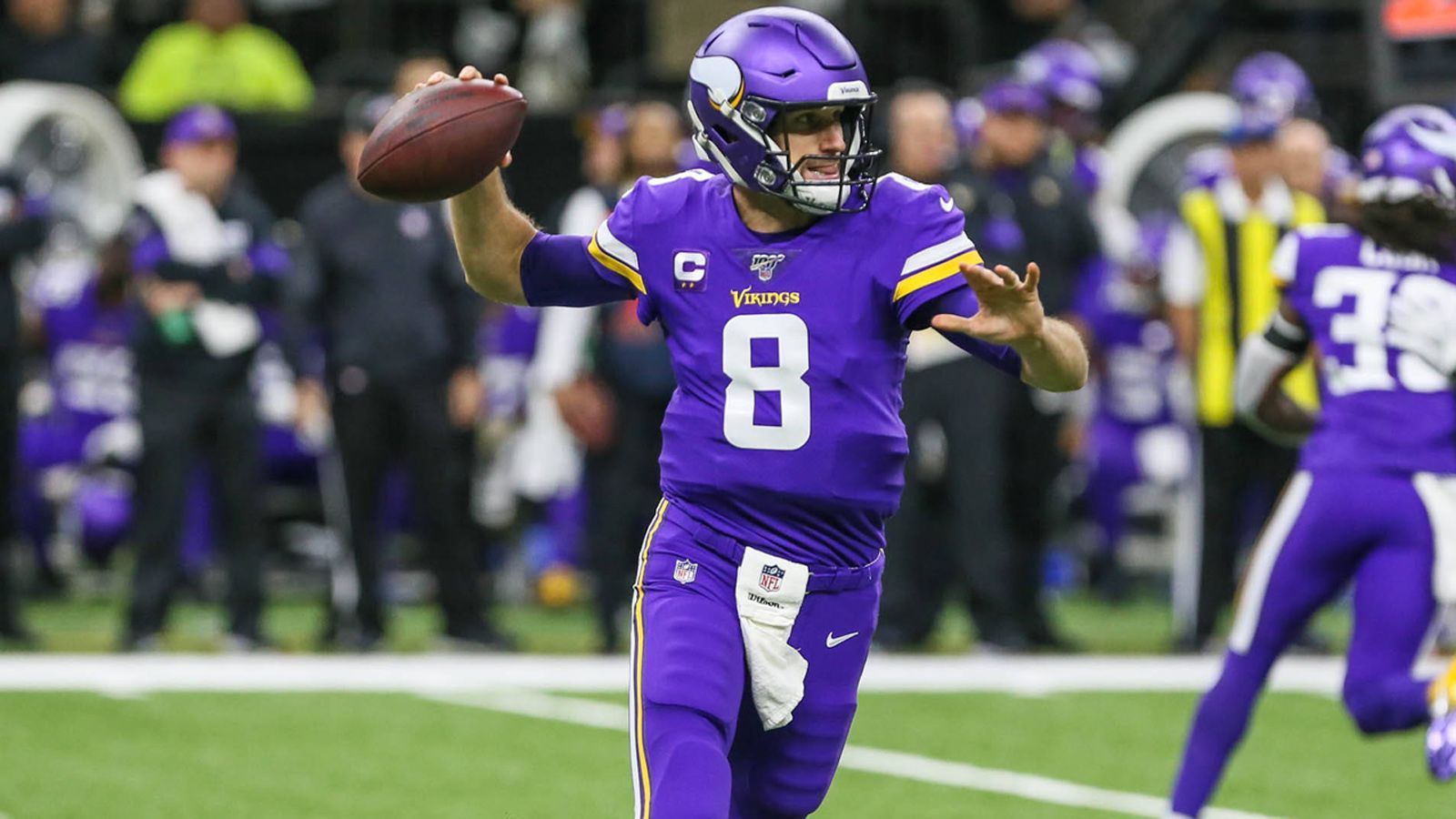 
                <strong>Gewinner: Kirk Cousins </strong><br>
                You like that? He likes that! Kirk Cousins hat es allen gezeigt. Seit Jahren wird ihm vorgeworfen, in den großen entscheidenden Spielen zu versagen. Neun Mal war er mit seinen Teams im Monday Night Football, wenn die ganze Nation zuschaut, vertreten. Jedes Spiel ging verloren. Und Playoffs? Zwei Spiele mit den Washington Redskins, zwei Niederlagen. Im Dienste der Minnesota Vikings konnte er dieses Trauma nun besiegen und führte sein Team zum Überraschungssieg gegen die New Orleans Saints. In der Overtime warf er den entscheidenden Touchdown-Pass in die Arme von Kyle Rudolph. Dieser lobte seinen Passgeber: "Ich bin stolz auf Kirk, er kann eben doch die großen Spiele gewinnen."
              