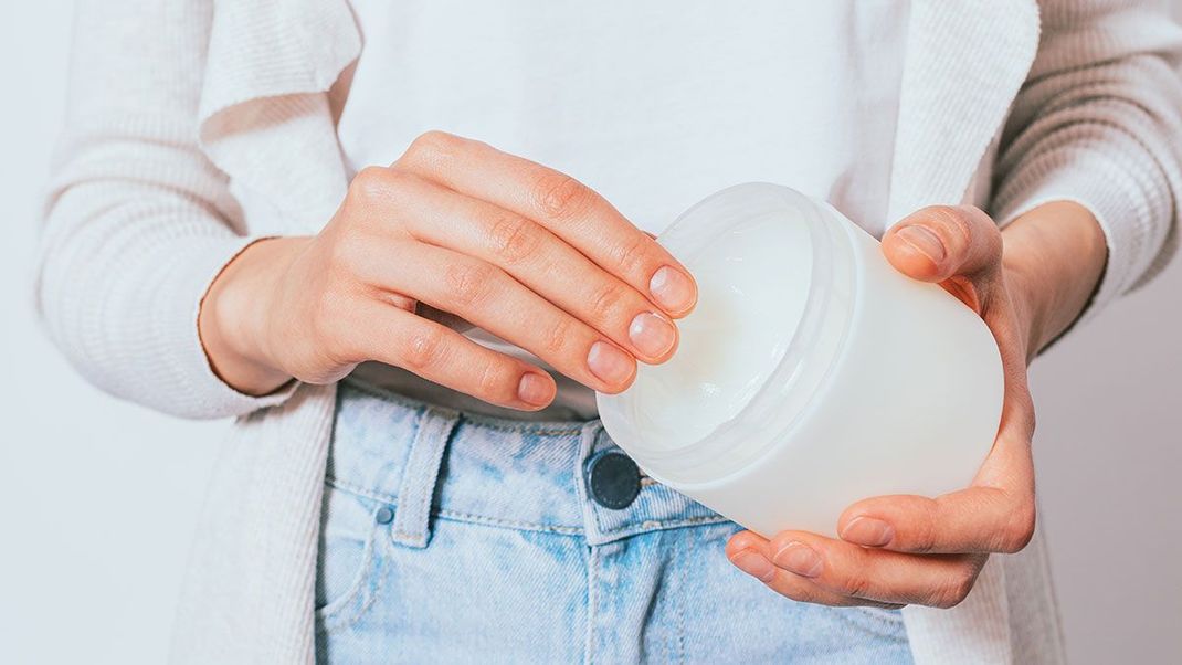 Ein Pflegeserum für die Haare: Ähnlich wie ein Leave-in Conditioner verteilt ihr die Hitzeschutz Creme direkt in eure feuchten Haare.