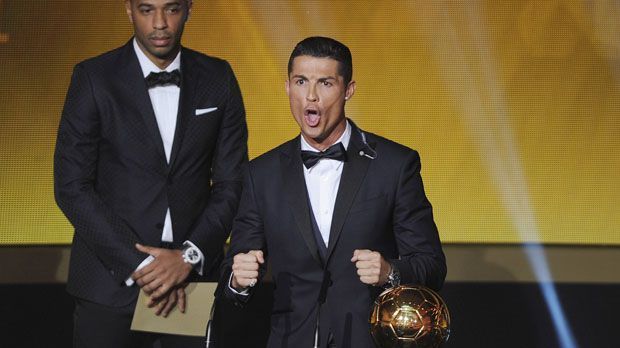 
                <strong>Ronaldo wird Tierstimmen-Imitator</strong><br>
                Cristiano Ronaldo hat genug vom Fußball - immerhin hat der gute Mann noch so viele andere Talente! Zum Beispiel: Tierstimmen-Imitator. Ein Tier hat er bereits im Reportoire: Seine Hirsch-Laute bei der Ballon d'Or-Verleihung 2015 sind nicht zu übertreffen.
              