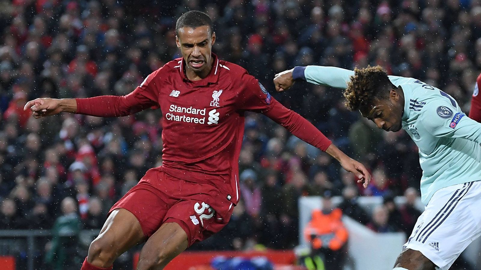 
                <strong>Joel Matip</strong><br>
                Hat Glück, als er Alisson nach einer Gnabry-Flanke anschießt und die Situation somit klärt (13.) und Pech, als er von Alisson unter Bedrängnis angespielt wird (16.). Ansonsten ohne größere Fehler und ein guter Ersatz für Lovren und van Dijk. ran-Note: 2
              