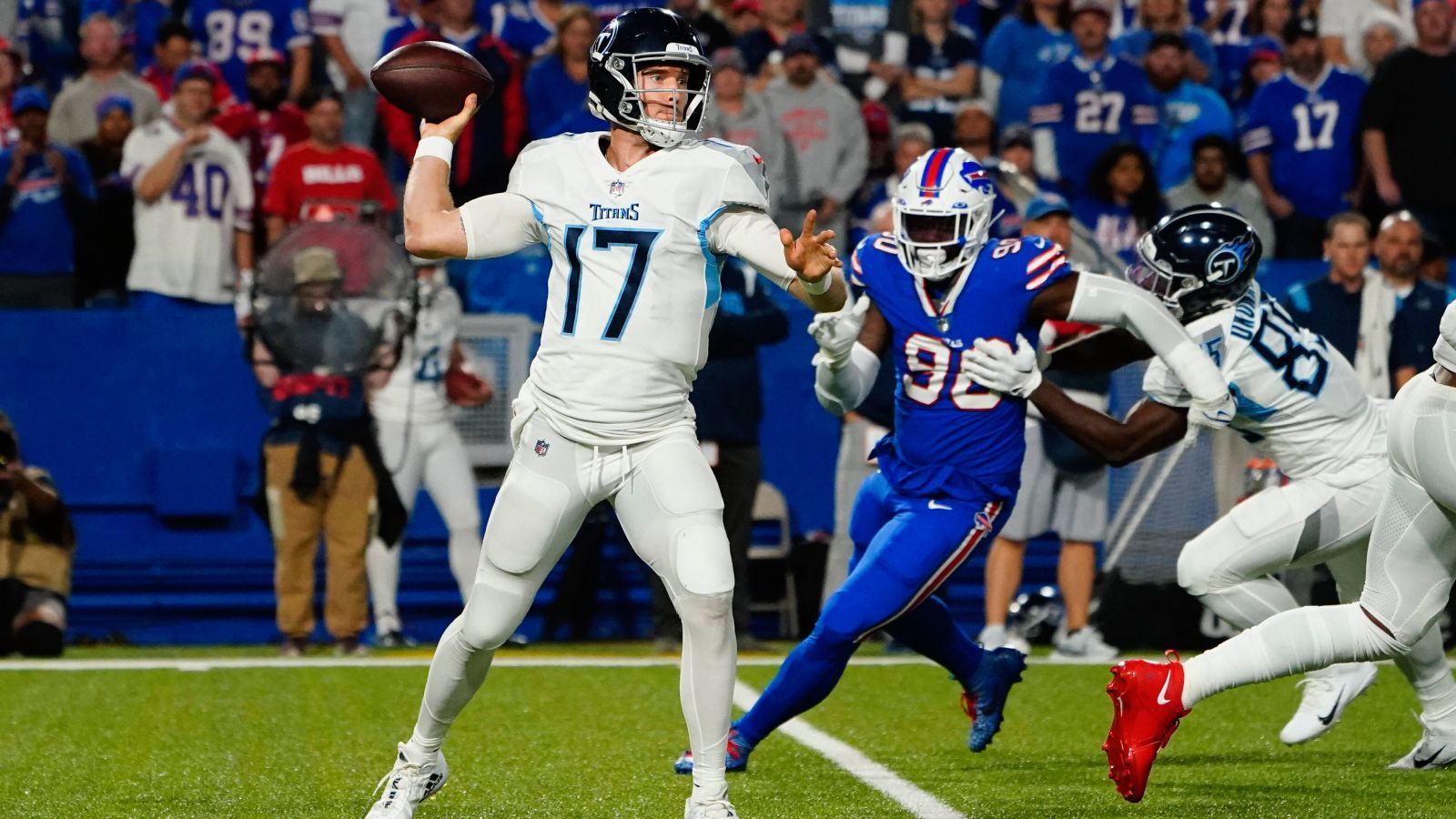 
                <strong>Ryan Tannehill - Quarterback (Tennessee Titans)</strong><br>
                Es war das wohl größte Debakel, das Ryan Tannehill im Trikot der Tennessee Titans über sich ergehen lassen musste. Nicht nur führte er beim 7:41 bei den Buffalo Bills eine gänzlich ineffektive Offense an, zu allem Überfluss wurde er im vierten Viertel von Head Coach Mike Vrabel auf die Bank beordert. Zwar machte es sein Backup, Rookie Malik Willis nur unwesentlich besser, jedoch scheinen die Zeiten eines effektiven Tannehill in Nashville vorbei zu sein. Er verdient in diesem Jahr 29 Millionen Dollar und zählt 38 Millionen gegen den Cap der Titans. Gut möglich, dass Tannehill weggetradet wird, sollte sich ein Abnehmer finden.
              