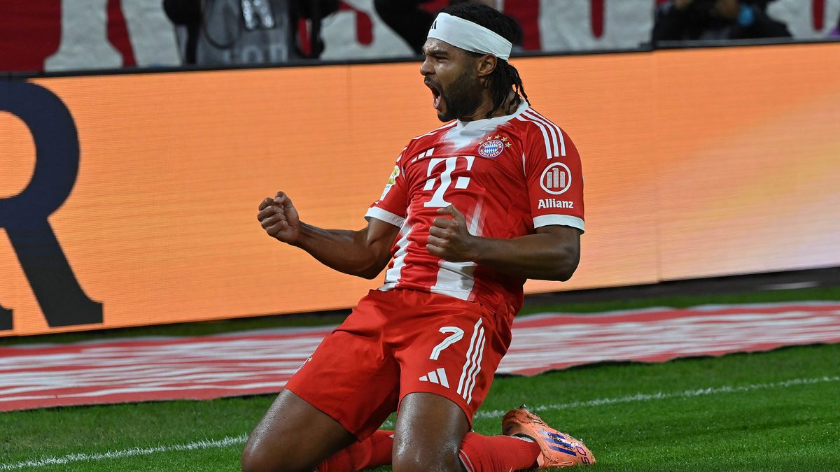 01.11.2025, xjrdrx, Fussball 1.Bundesliga, FC Bayern Muenchen - Bayer 04 Leverkusen v.l. Torjubel nach dem Tor zum celebrating the goal celebrate 1:0 durch Serge Gnabry (FC Bayern Muenchen) (DFL DF...
