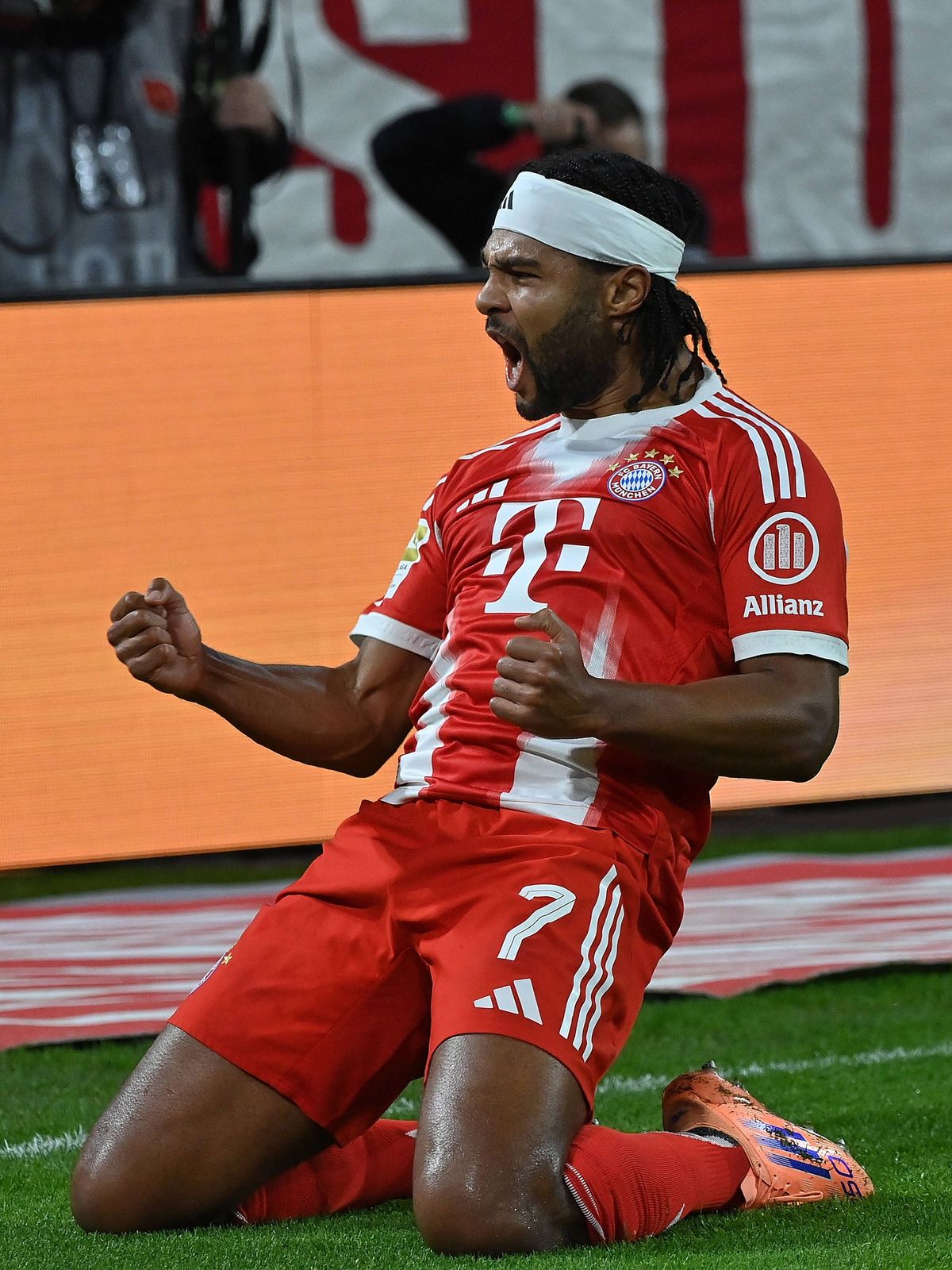 01.11.2025, xjrdrx, Fussball 1.Bundesliga, FC Bayern Muenchen - Bayer 04 Leverkusen v.l. Torjubel nach dem Tor zum celebrating the goal celebrate 1:0 durch Serge Gnabry (FC Bayern Muenchen) (DFL DF...