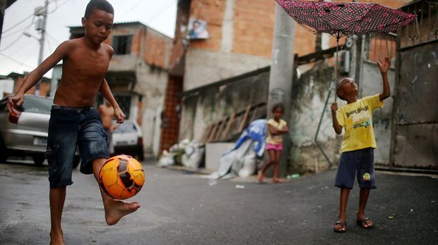 
                <strong>Straßenkinder</strong><br>
                In den Favelas ist der Fußball allgegenwärtig. Er ist fortwährend präsent in den Häusern, auf der Kleidung und in den Träumen der Kinder. 
              