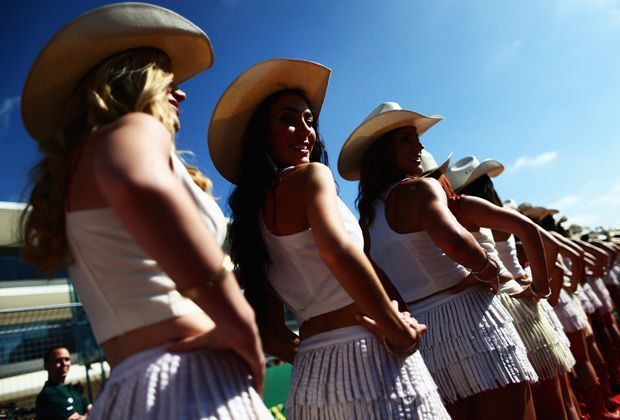 
                <strong>Cowgirls</strong><br>
                Auch beim Grand Prix der USA dürfen die Grid Girls natürlich nicht fehlen. In Texas präsentieren sie sich sogar stilecht mit Cowboy-Hüten...
              