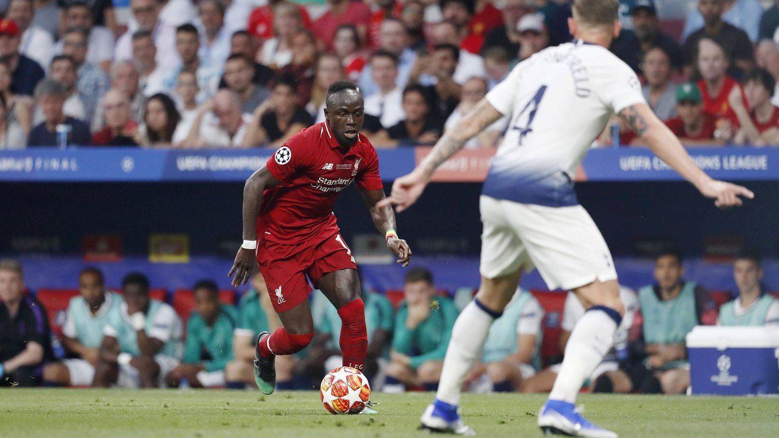 
                <strong>Sadio Mane (FC Liverpool)</strong><br>
                Holt nach wenigen Sekunden den Handelfmeter zum 1:0 heraus, als er eine Flanke schlägt, die Sissoko an die Hand bekommt. Danach mit wenigen Offensivaktionen. Leitet die Torchance von Milner nach starkem Solo gekonnt ein. Verlässt in der 90. Minute den Platz für Gomez. ran-Note: 3
              