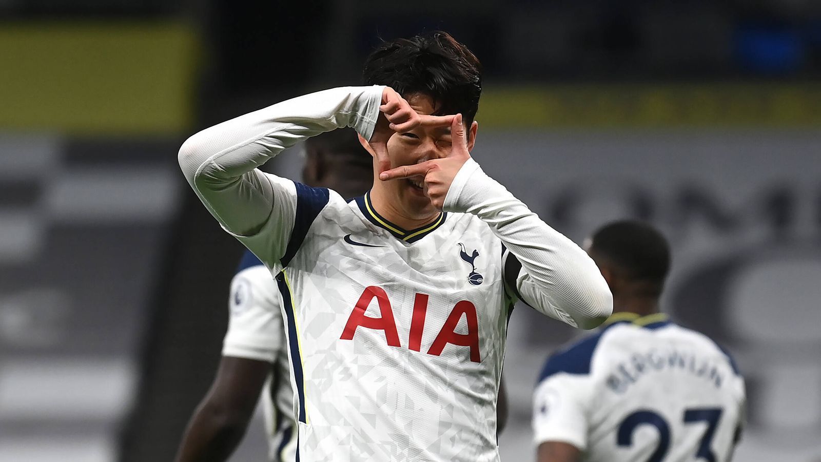 
                <strong>Mittelfeld: Heung-Min Son (Tottenham Hotspur)</strong><br>
                In Tottenhams Offensive läuft alles über Harry Kane und Heung-Min Son. Die beiden bilden ein unglaublich torgefährliches Duo. Der Südkoreaner entwickelt sich dabei mehr und mehr zum Torjäger. Besonders zu Beginn der laufenden Saison traf Son nach Belieben und hat zusammen mit Kane einen großen Anteil am Erfolgslauf der Spurs. Bis dato gelangen ihm elf Tore in 13 Spielen – Platz eins in der Torjägerliste.
              