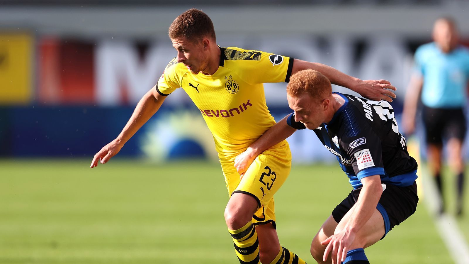 
                <strong>Thorgan Hazard</strong><br>
                In der ersten Halbzeit der auffälligste Dortmunder, hat nach einem Missverständnis in der Paderborn Abwehr die Führung auf dem Fuß. Steht beim 1:0 goldrichtig und schiebt den Ball in Stürmer-Manier ins Tor. Bereitet das wichtige 3:1 von Sancho vor. ran-Note: 1
              