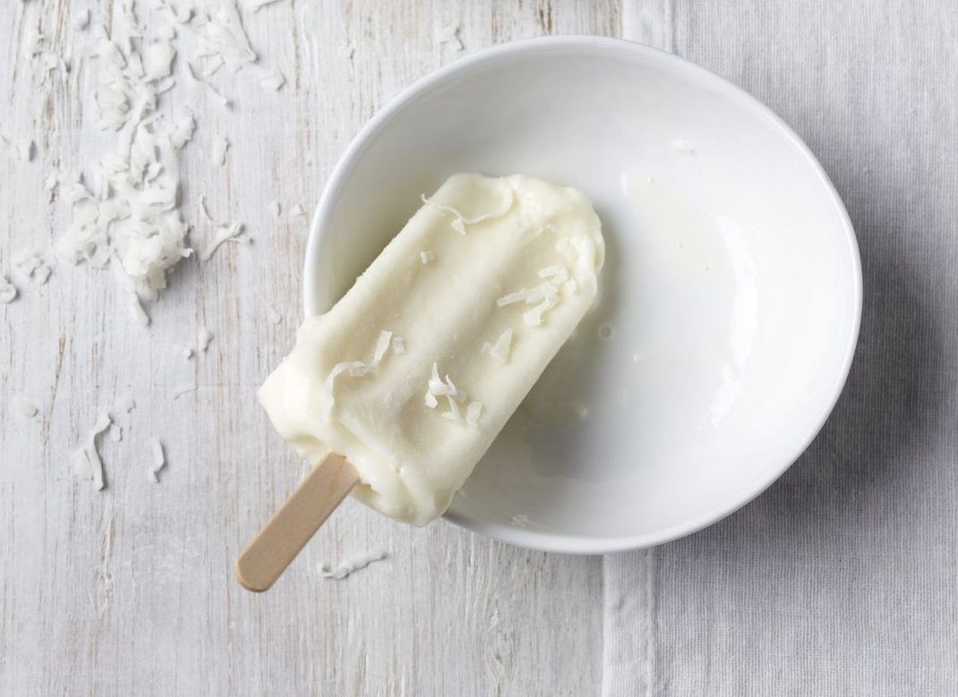 Selbstgemachtes zuckerfreies Kokos-Eis am Stiel. Die Idee zu dem Rezept ist inspiriert vom Buch "Goodbye Zucker für jeden Tag" von Sarah Wilson.