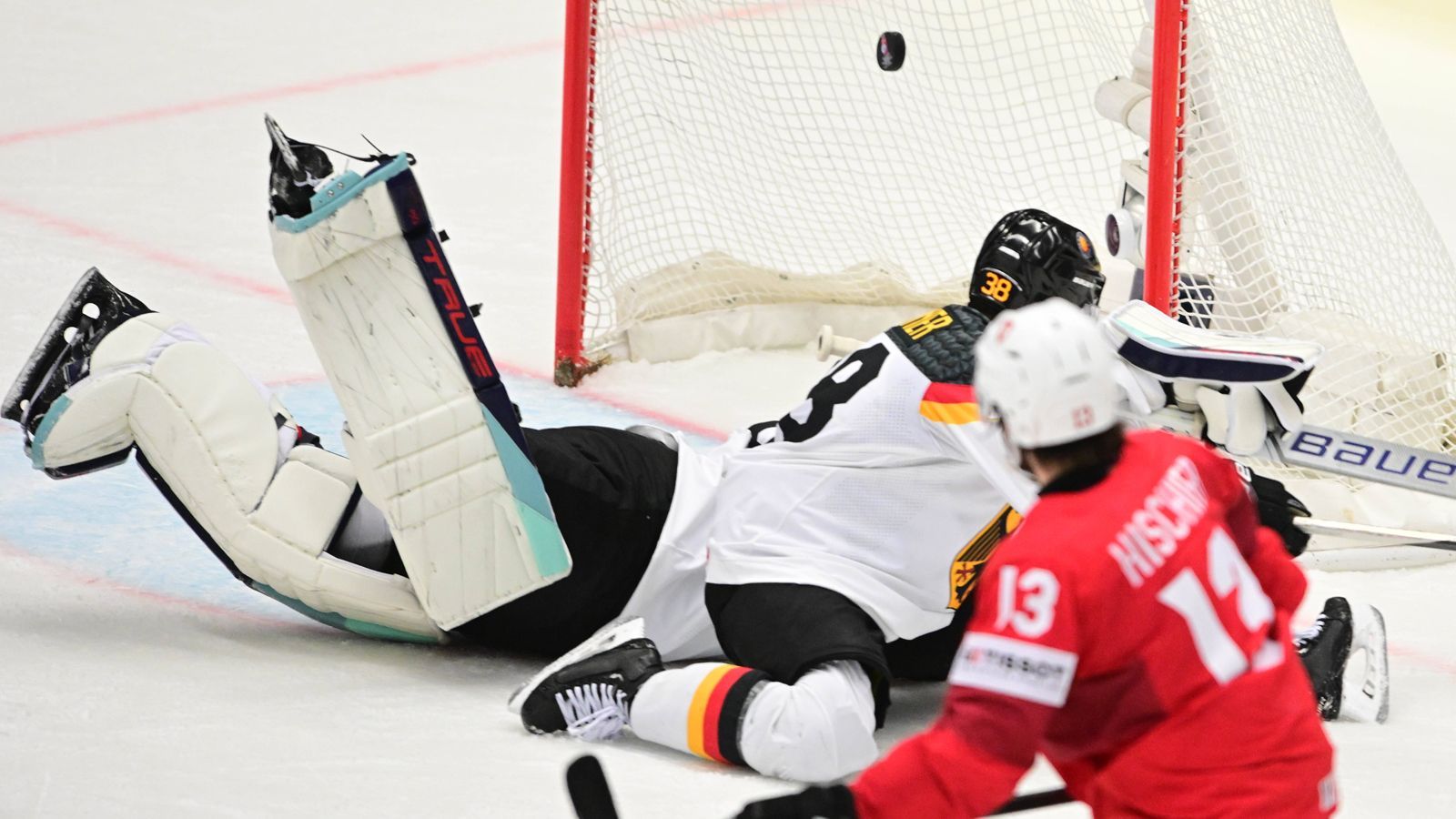 <strong>Defensive</strong><br>Wie zu erwarten bekommt die Schweizer NHL-Reihe Sonderbehandlung von der DEB-Defensive - mit mäßigem Erfolg, denn bereits im ersten Drittel stellt Top-Star Nico Hischier auf 2:0. Insgesamt auffällig: Wie schon die Franzosen versuchen es die Eidgenossen immer wieder, mit langen Pässen hinter die deutschen Verteidiger zu gelangen. Erst im Schlussdrittel findet die deutsche Mannschaft ihren defensiven Rhythmus.