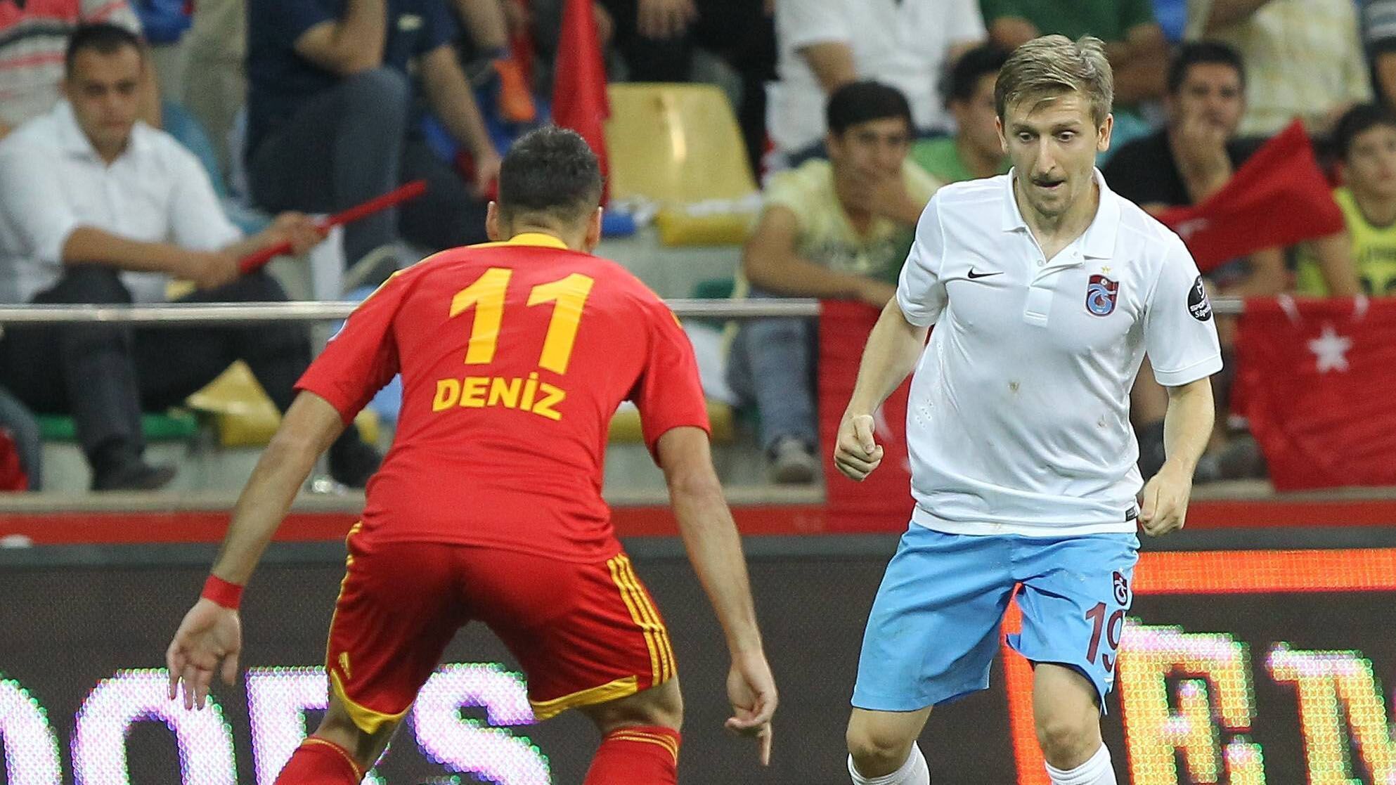 
                <strong>Trabzonspor</strong><br>
                Der türkische Erstligist Trabzonspor war bereits die fünfte Auslandsstation des erst 26-jährigen Marko Marin. Doch auch hier verweilte Wandervogel Marin nur eine Saison, in der in 29 Spielen an sieben Toren direkt beteiligt war. Danach hieß es wieder Koffer packen, denn Chelsea London, die immer noch keinen Bedarf für Marko Marin hatten, schickten ihn endgültig weiter und verkauften ihn für drei Millionen Euro (Quelle: transfermarkt.de) nach Griechenland.
              