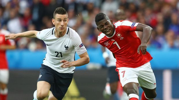 
                <strong>Laurent Koscielny (Frankreich)</strong><br>
                Platz 10 - Laurent Koscielny (Frankreich): Als Innenverteidiger kam Laurent Koscielny (l.) in den drei EM-Vorrundenspielen auf die beste Zweikampfquote aller Spieler, führte aber die wenigsten Duelle. Von 45 Zweikämpfen gewann er 39 - das macht einen Prozentanteil von 86,67 Prozent.
              