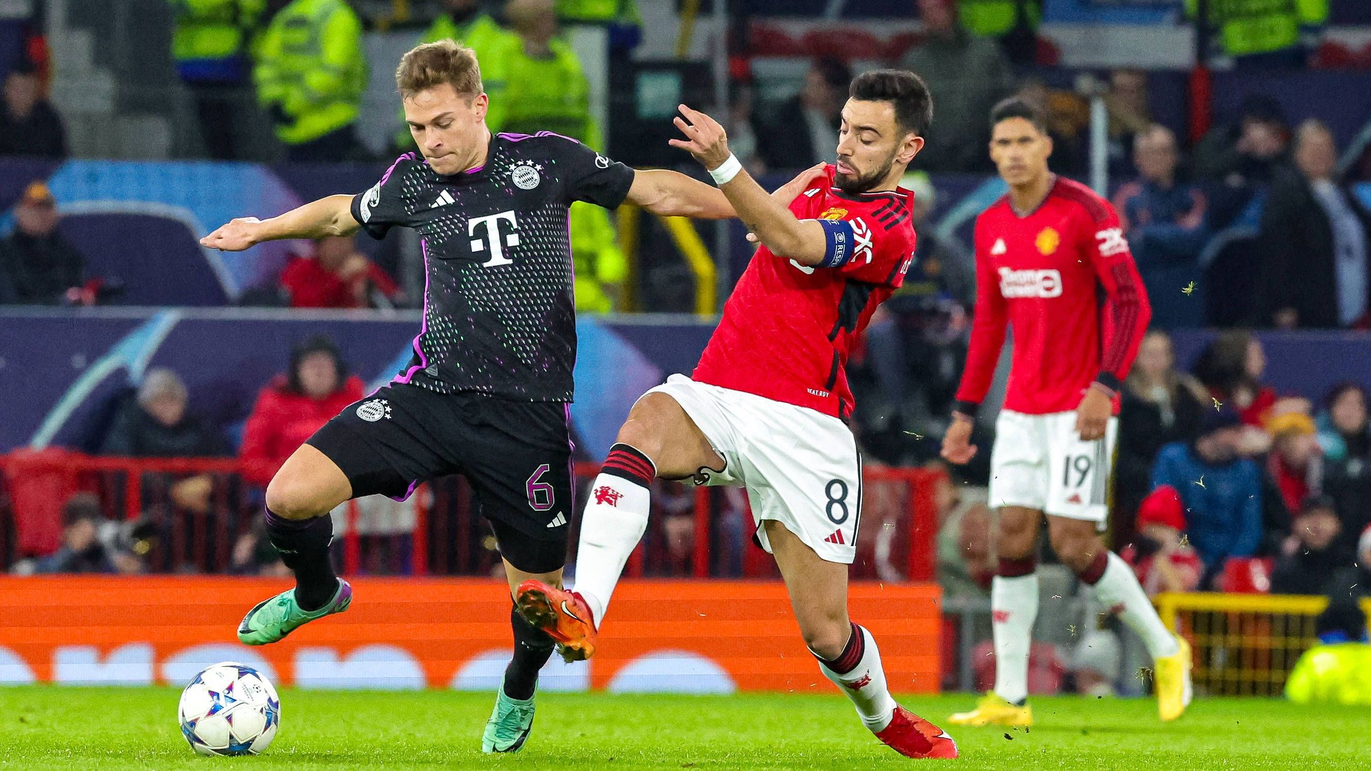 <strong>Joshua Kimmich</strong><br>Im Vergleich zum Spiel am Samstag deutlich verbessert, aber wieder mit einigen Fehlerchen im Aufbauspiel. Versucht nach der Halbzeitpause, die Partie wieder mehr zu prägen. Gelingt ihm nur teilweise. <em><strong>ran</strong></em><strong>-Note: 3</strong>