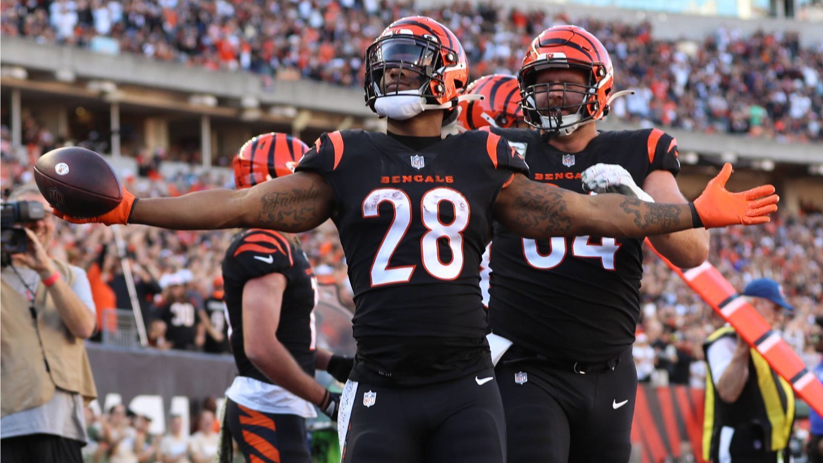
                <strong>Gewinner: Joe Mixon (Cincinnati Bengals)</strong><br>
                Nachdem die Carolina Panthers zwei Spiele lang mehr als konkurrenzfähig schienen, brachen sie gegen die Cincinnati Bengals komplett auseinander. Eine Halbzeit lang führte sie vor allem Running Back Joe Mixon vor. 211 Total Yards und fünf Touchdowns legte der Ballträger beim 42:21-Sieg auf. Und das, obwohl Mixon zuvor wirklich keine gute Saison spielte. Die Spielzeit für Mixon begann also neun Wochen später.
              
