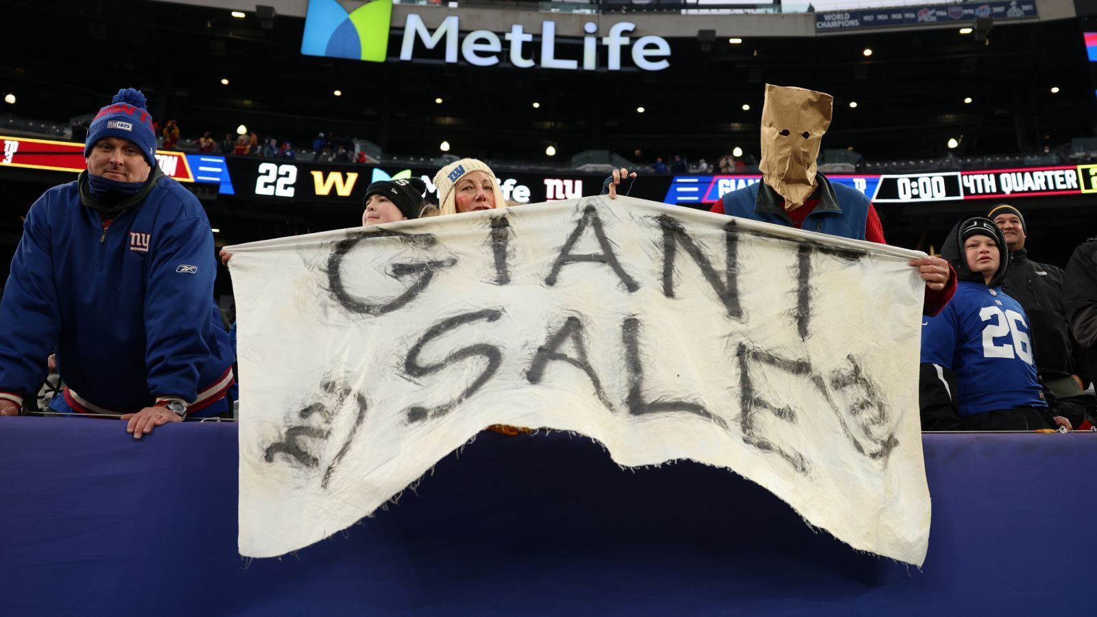 
                <strong>New York Giants</strong><br>
                Kaum eine Fanbase in der NFL musste in den vergangenen Jahren so viel leiden wie die der New York Giants. Das lag auch daran, weil sie einen Draft nach dem anderen in den Sand setzten. Im letzten Jahr holten die Giants beispielsweise Kadarius Toney in Runde eins, der die Saison mit null Touchdowns beendete. Mit dem neuen General Manager Joe Schoen muss endlich ein goldenes Händchen mit dem Draft her, damit die Giants sich endlich verbessern und aus der Misere rauskommen.
              