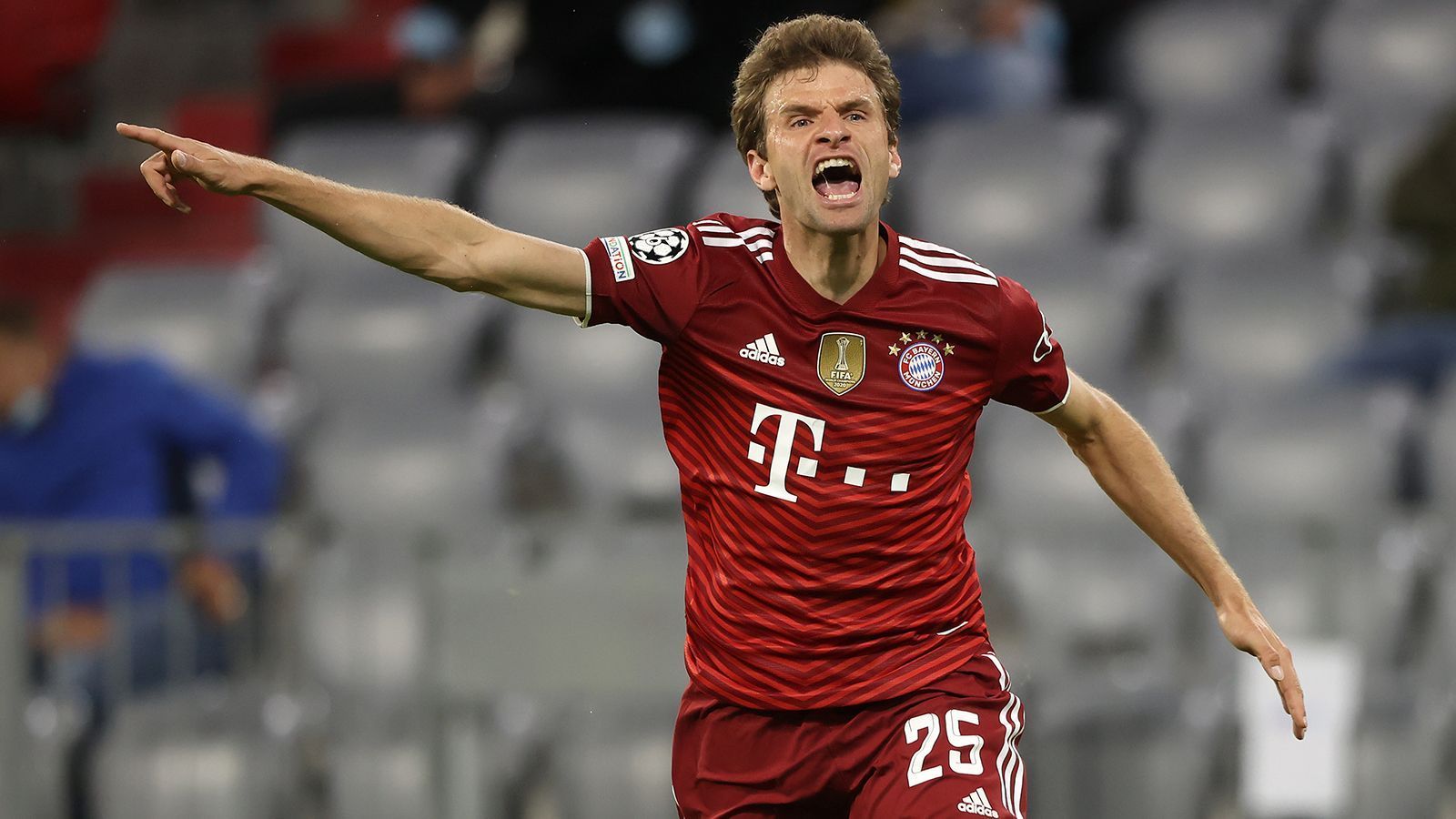 
                <strong>Thomas Müller</strong><br>
                Kämpferisch wie immer. Bedient Lewandowski mustergültig zum 2:0 und versucht fleißig, der Bayern-Offensive Struktur zu verleihen. Ganz geniale Einfälle hat aber auch er nicht. Reicht aber auch so. ran-Note: 3
              