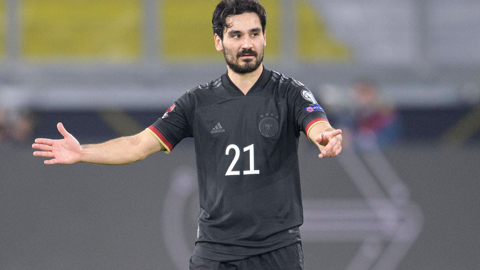 
                <strong>Ilkay Gündogan</strong><br>
                Darf in den letzten 20 Minuten anstelle von Goretzka mitmischen, um die Räume im Zentrum zu schließen. Das gelingt ihm - und noch mehr: Schulz' Siegtreffer leitet er per Steilpass auf Reus ein. ran-Note: 2
              