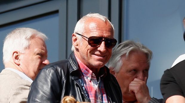 
                <strong>RB Leipzig - Dietrich Mateschitz</strong><br>
                Red Bull-Gründer Dietrich Mateschitz hatte am Sonntag auf der Tribüne in Leipzig gut lachen. Das Projekt RB Leipzig setzt seinen steilen Aufstieg in der Bundesliga fort. RB-Vorstandsvorsitzender Oliver Mintzlaff äußerte sich deutlich: "Wir wollen noch mehr Geschichte schreiben." Den Verantwortlichen stehen nach Medienberichten bis zu 50 Millionen Euro für neue Spieler zut Verfügung.
              