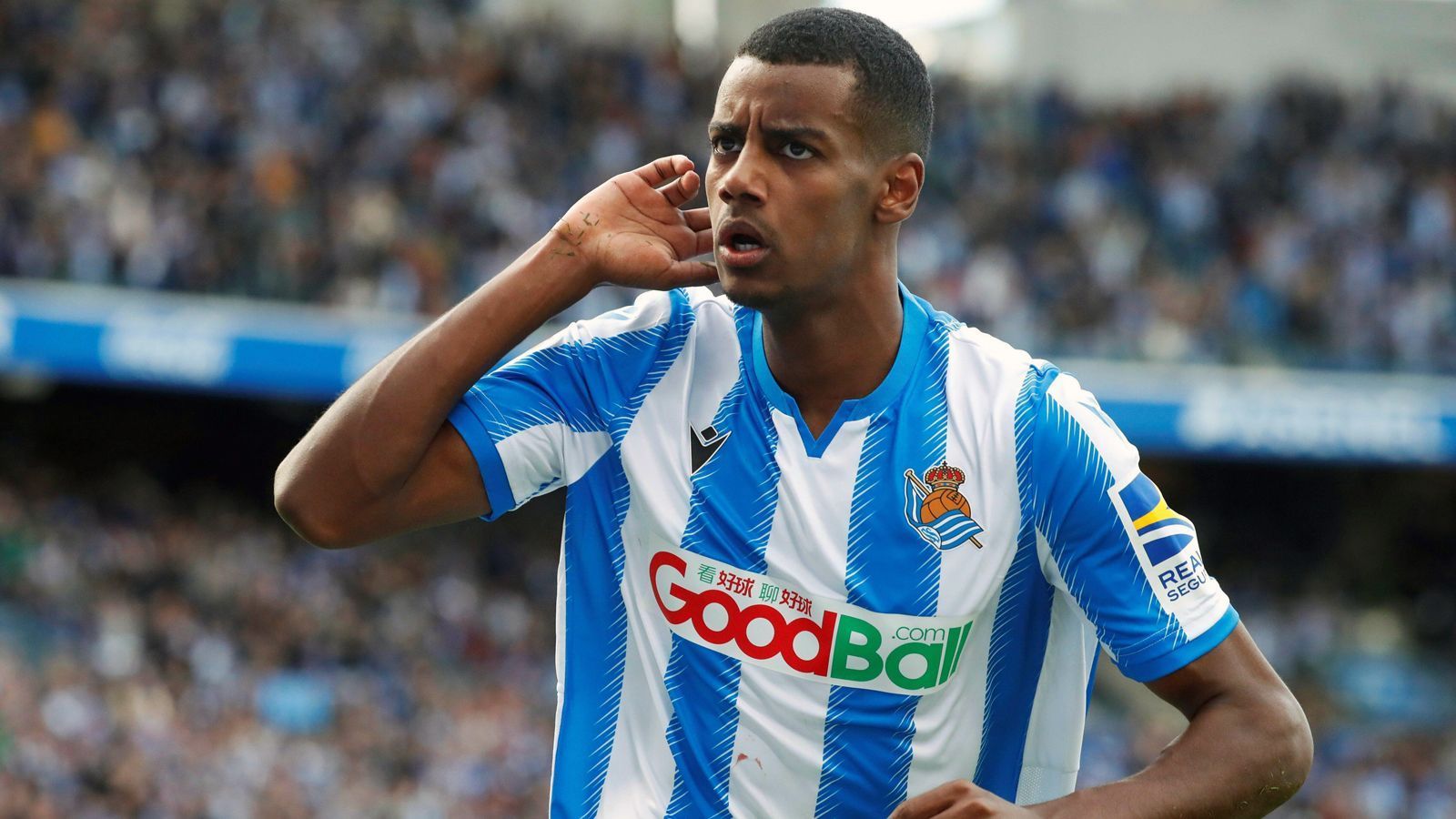 
                <strong>Alexander Isak (früher Dortmund, jetzt Real Sociedad)</strong><br>
                Als die Dortmunder Anfang 2017 den Zuschlag beim damaligen Teenager-Talent Alexander Isak erhielten, erhoffte sich der BVB, dass der 1,90 Meter große Angreifer mittelfristig in die Fußstapfen eines Pierre-Emerick Aubameyang treten könnte. Doch in den darauffolgenden zwei Jahren reichte es für Isak lediglich zu 13 Pflichtspiel-Einsätzen für den Bundesligisten. Daher war eine Leihe für den in Solna geborenen Schweden mit Wurzeln in Eritrea quasi unumgänglich - und die verhalf Isak zum Karriere-Sprung. Beim niederländischen Klub Willem II lief Isak im Frühjahr 2019 18 Mal auf und erzielte dabei 14 Treffer. Diese außergewöhnliche Quote rief daraufhin Real Sociedad auf den Plan und die Basken verpflichteten den heute 20-Jährigen. Beim Tabellensiebten der La Liga erlebte Isak eine durchaus gute Premierensaison, erzielte neun Treffer und kam in 37 Begegnungen zum Einsatz. Obwohl Isak bis 2024 bei Real Sociedad unterschrieb, wäre eine BVB-Rückkehr wohl möglich, da es eine Rückkauf-Option für die Dortmunder in Höhe von 30 Millionen Euro geben dürfte. 
              