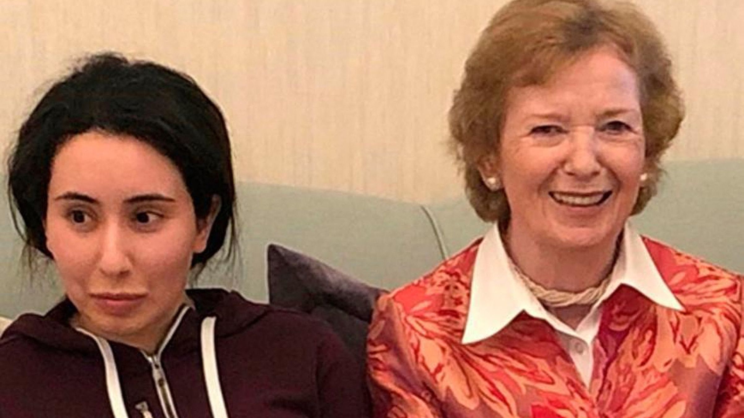 Prinzessin Latifa bint Mohammed al-Maktoum nimmt mit der ehemaligen irischen Präsidentin Mary Robinson 2018 ein Mittagessen in Dubai ein. Videos davon werden ins Internet gestellt. Die Message: Latifa geht es gut. Doch die wirkt merkwürdig teilnahmslos.