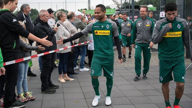 
                <strong>Borussia Mönchengladbach</strong><br>
                Reges Fan-Interesse gab es natürlich auch bei Borussia Mönchengladbach. Die Stars wie Raffael (li.) ließen sich vom Anhang der "Fohlen" feiern, bevor es auf den Trainingsplatz ging.
              