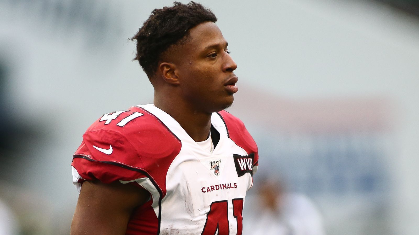 
                <strong>Kenyan Drake (Arizona Cardinals) </strong><br>
                Kenyan Drake wurde im Verlaufe der Saison 2019 von den Miami Dolphins zu den Arizona Cardinals getradet. Vergangene Spielzeit sorgte der Running Back für einen Raumgewinn von insgesamt 1162 Yards. Die Cardinals haben den Drittrundenpick von 2016 mit dem Transition Tag versehen. Der 26-Jährige unterschrieb bereits den Einjahres-Deal im Wert von 8,483 Millionen Dollar. Das bedeutet: Andere Teams können Drake weiterhin ein Angebot unterbreiten. Die Cardinals hätten dann allerdings die Gelegenheit, gleichzuziehen. Drake könnte für das Jahr 2020 also noch eine Gehaltsaufbesserung winken.
              