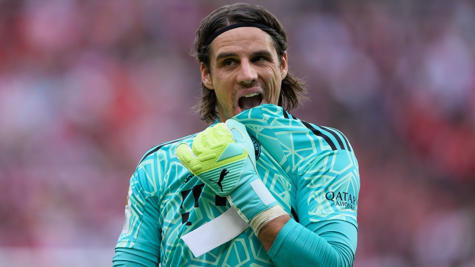 
                <strong>Yann Sommer </strong><br>
                Als Torwart ist Sommer lange nicht gefordert, weil Köln kaum einen Ball gefährlich auf das Tor bekommt. Dafür pariert er stark, als Selke nach einem Eckball per Kopf abschließt. Unnötig: Durch einen verunglückten "Doppelpass" mit de Ligt fabriziert er einen Eckball, der allerdings ohne Folgen bleibt. Beim Elfmeter entscheidet er sich für die falsche Seite. ran-Note: 3
              