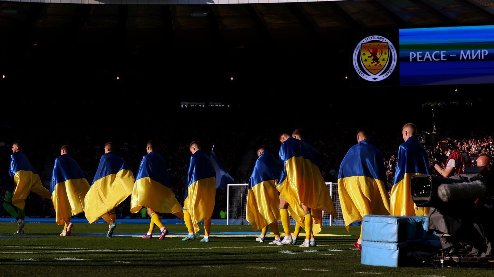 
                <strong>Peace-Botschaft in Glasgow</strong><br>
                Als die Spieler auf das Feld kamen, war auf der Anzeigetafel das Wort "Peace" (Friede) zu lesen. Damit setzte die UEFA einmal mehr ein klares Zeichen der Solidarität in Richtung Ukraine. Russlands Nationalmannschaft wurde hingegen von der UEFA längst für die WM-Endrunde 2022 in Katar ausgeschlossen.
              