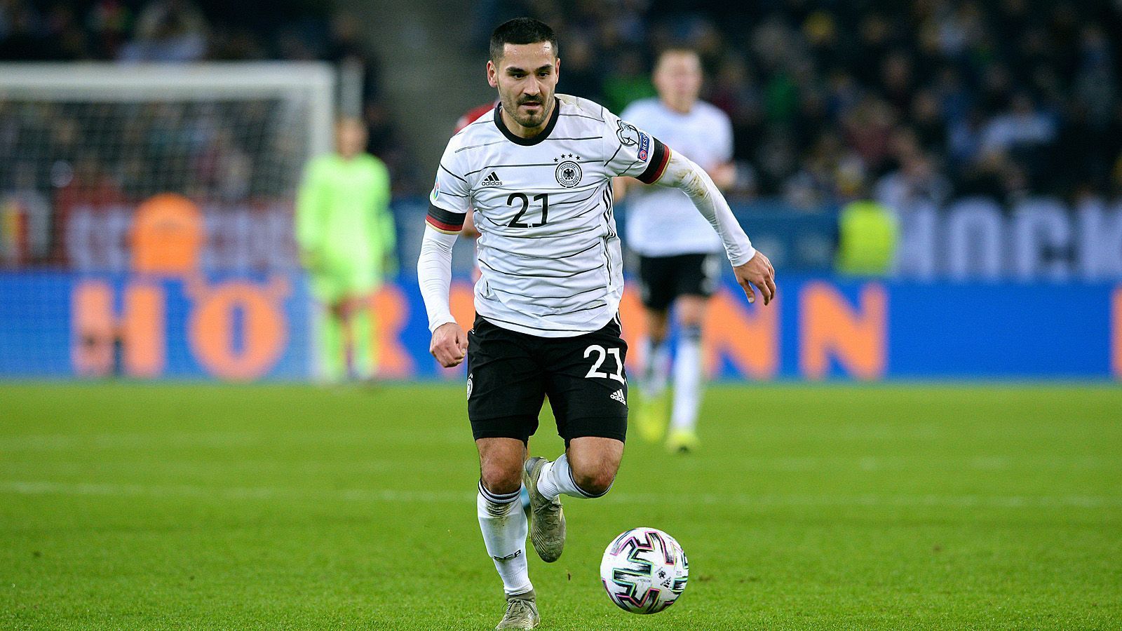 
                <strong>Mittelfeld</strong><br>
                Ilkay Gündogan (Manchester City): Sollte sich für Juni 2020 keinen Urlaub buchen. Wenn nichts Unvorhergesehenes passiert, wird Gündogan im DFB-Aufgebot stehen, er wird es gegen Kimmich und Kroos aber schwer mit einem Startelfplatz haben. ran-Fazit: Sicher dabei
              