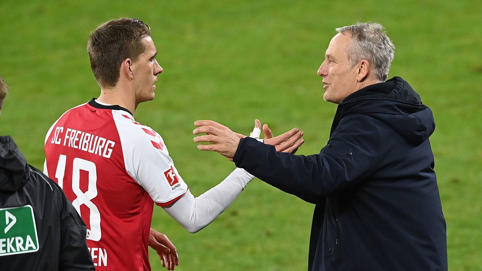 
                <strong>Geteilter 7. Platz: Christian Streich (SC Freiburg)</strong><br>
                Der dienstälteste Trainer der Bundesliga befindet sich mit dem SC Freiburg in seiner zehnten Bundesliga-Spielzeit, ebenso viele Torbeteiligungen verzeichneten auch die eingewechselten Spieler der Breisgauer. Unangefochtener Spitzenreiter im Trikot des Sportclubs ist der mit 29 Treffern beste Erstliga-Joker aller Zeiten: Nils Petersen (vier Tore 2020/21).
              