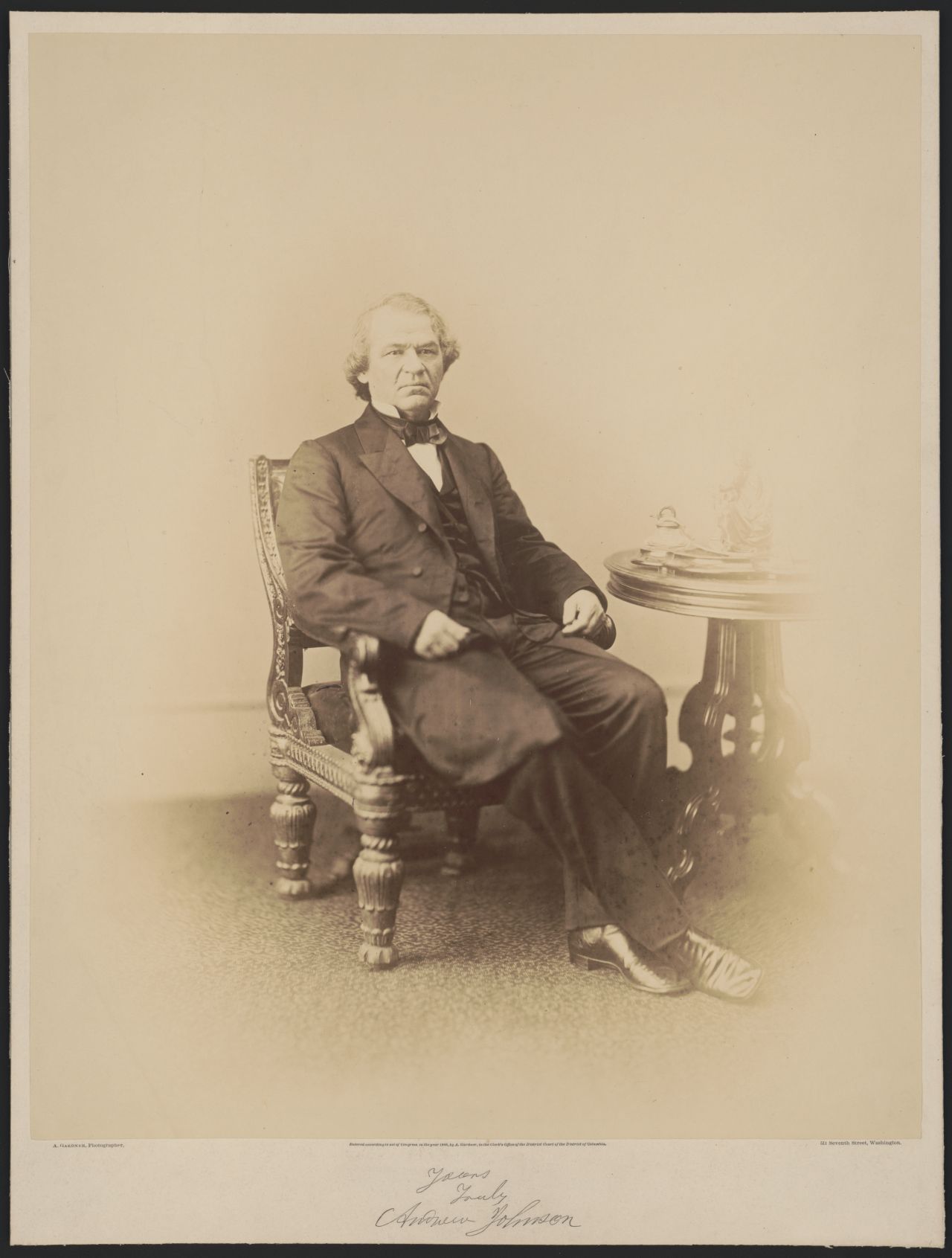 Andrew Johnson, US-Präsident zwischen 1865 und 1869, wurde vorgeworfen, einen Minister wegen politischer Differenzen aus dem Amt gedrängt und seinen Nachfolger ohne Zustimmung des Senats ernannt zu haben. Doch zur Zweidrittel-Mehrheit für eine Amtsenthebung fehlte 1 Stimme.