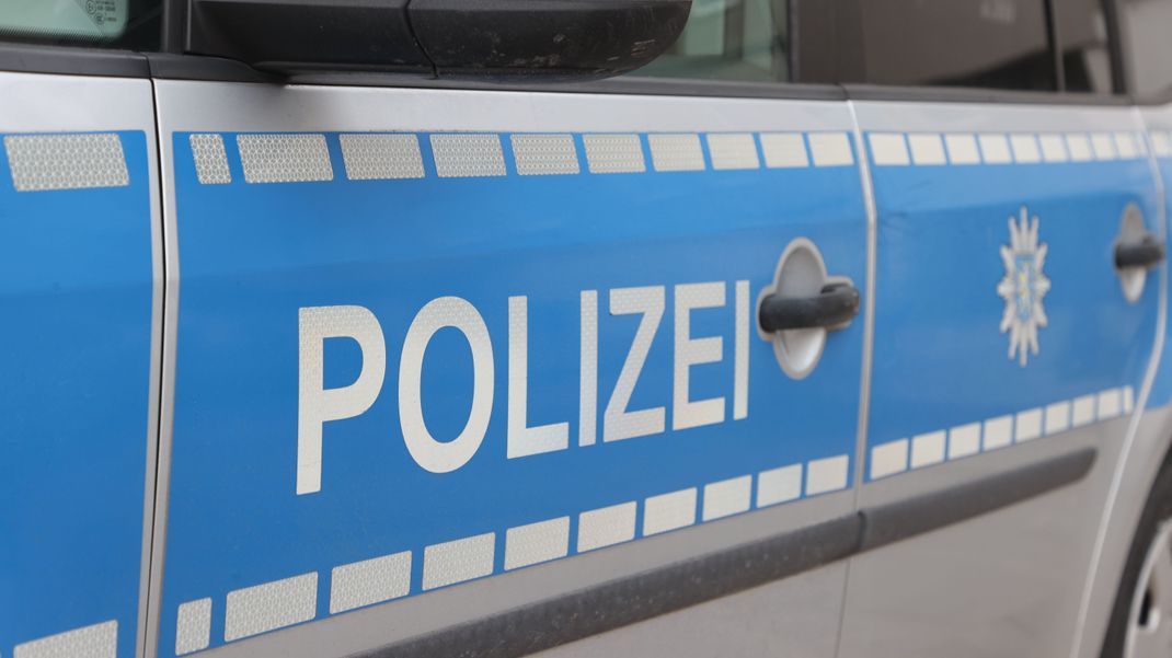 Schriftzug "Polizei" an einem Dienstauto der Polizei.