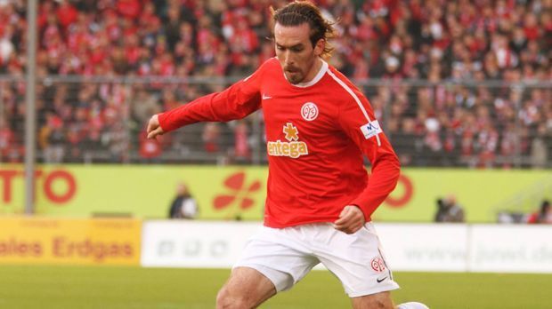 
                <strong>Christian Fuchs</strong><br>
                Christian Fuchs kam 2010 für 400.000 Leihgebühr plus 1,8 Millionen Euro Kaufoption vom VfL Bochum. Diese zog Mainz am Saisonende, ehe Fuchs im selben Sommer für 3,8 Millionen Euro zu Schalke 04 wechselte.
              