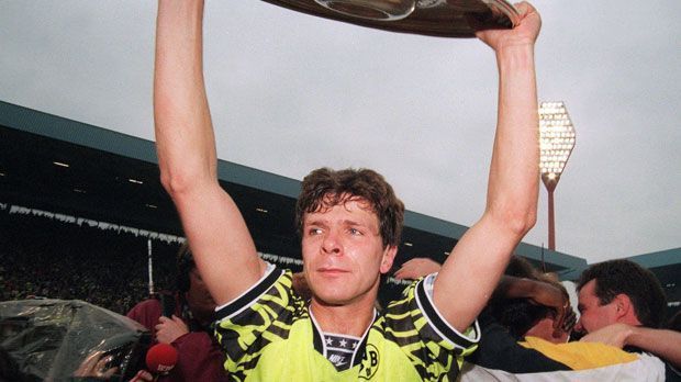 
                <strong>Andreas Möller</strong><br>
                Andreas Möller spielte von 1988-90 in Dortmund. Als Weltmeister führte der Weg des Mittelfeldspielers zunächst nach Frankfurt und schließlich zu Juventus Turin. 1994 kehrte Möller zum BVB zurück und erlebte dort seine stärkste Zeit unter anderem mit dem Gewinn der Champions League 1997. Danach tat der gebürtige Frankfurter etwas, was ihm die Borussia-Fans bis heute nicht verzeihen. Möller wechselte zum Erzrivalen Schalke 04.
              