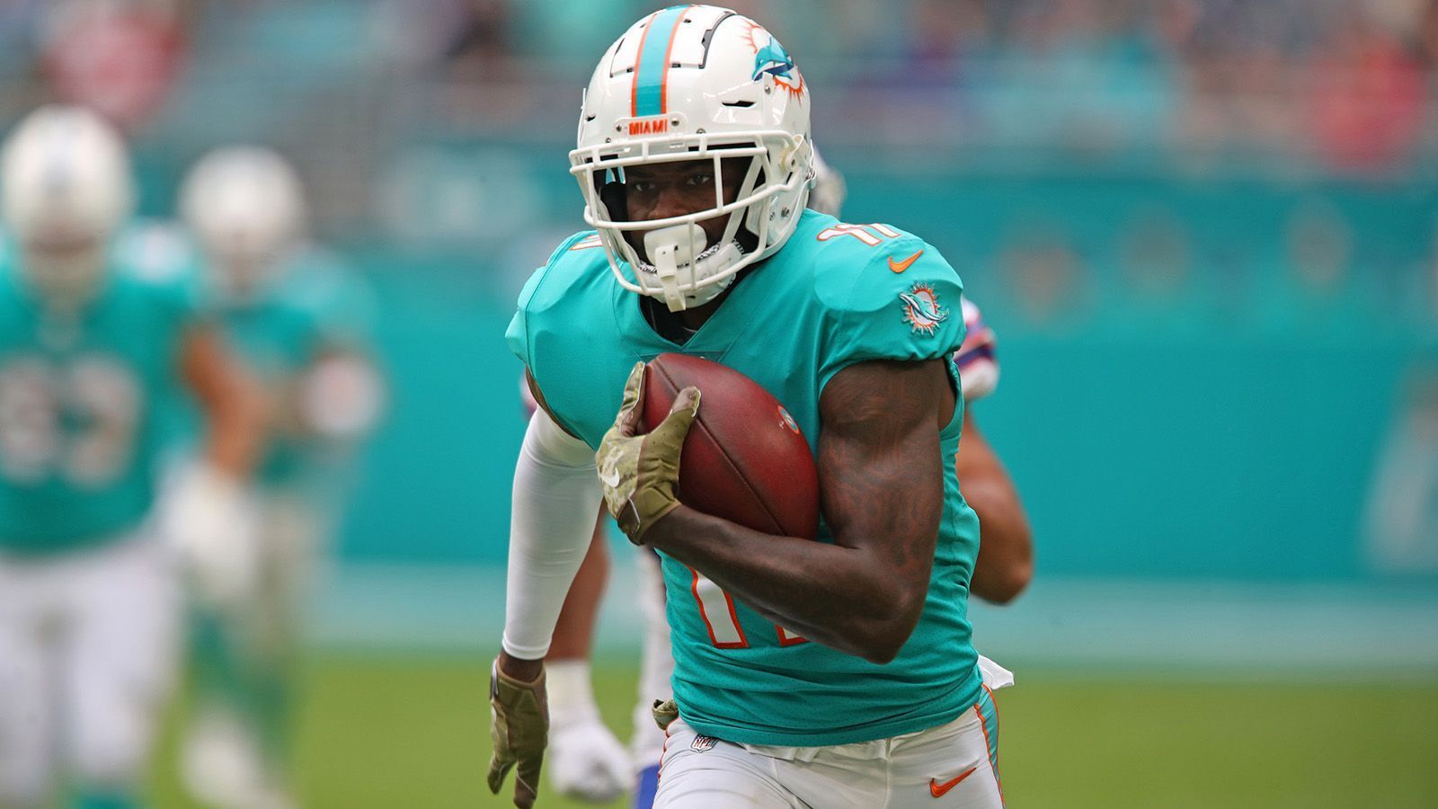 
                <strong>Wide Receiver: DeVante Parker</strong><br>
                Einen überaus erfolgreichen Sonntag erlebte DeVante Parker mit seinen Miami Dolphins. Beim überraschenden 37:31-Erfolg gegen die Philadelphia Eagles brachte es der 26-jährige Wide Receiver auf sieben Catches für 159 Yards und fing zwei Touchdown-Würfe von Quarterback Ryan Fitzpatrick.Gesamtpunktzahl: 27
              