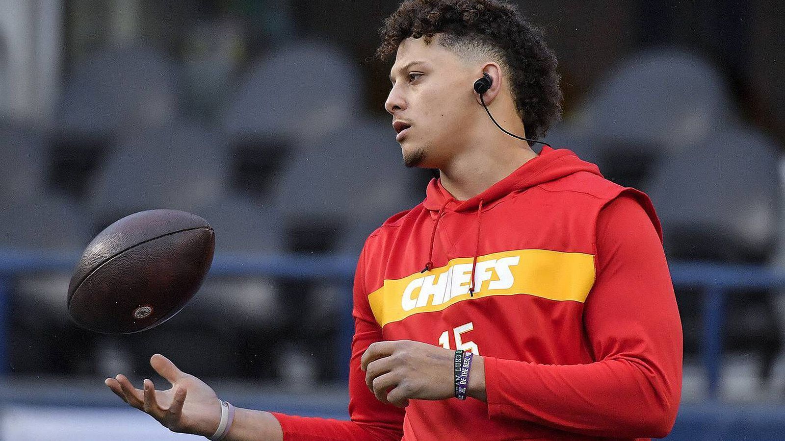 
                <strong>Platz 5: Kansas City Chiefs (12-4, letzte Woche Platz 4)</strong><br>
                Patrick Mahomes und die Kansas City Chiefs haben sich den ersten Platz in der AFC mit einem krachenden 35:3-Sieg gegen die Oakland Raiders gesichert. Während die Offense gewohnt ablieferte, blieb sogar die Defense stabil. Sollte dies auch in der Divisional Round der Fall sein, wären die Chiefs in der AFC wohl kaum zu schlagen. 
              