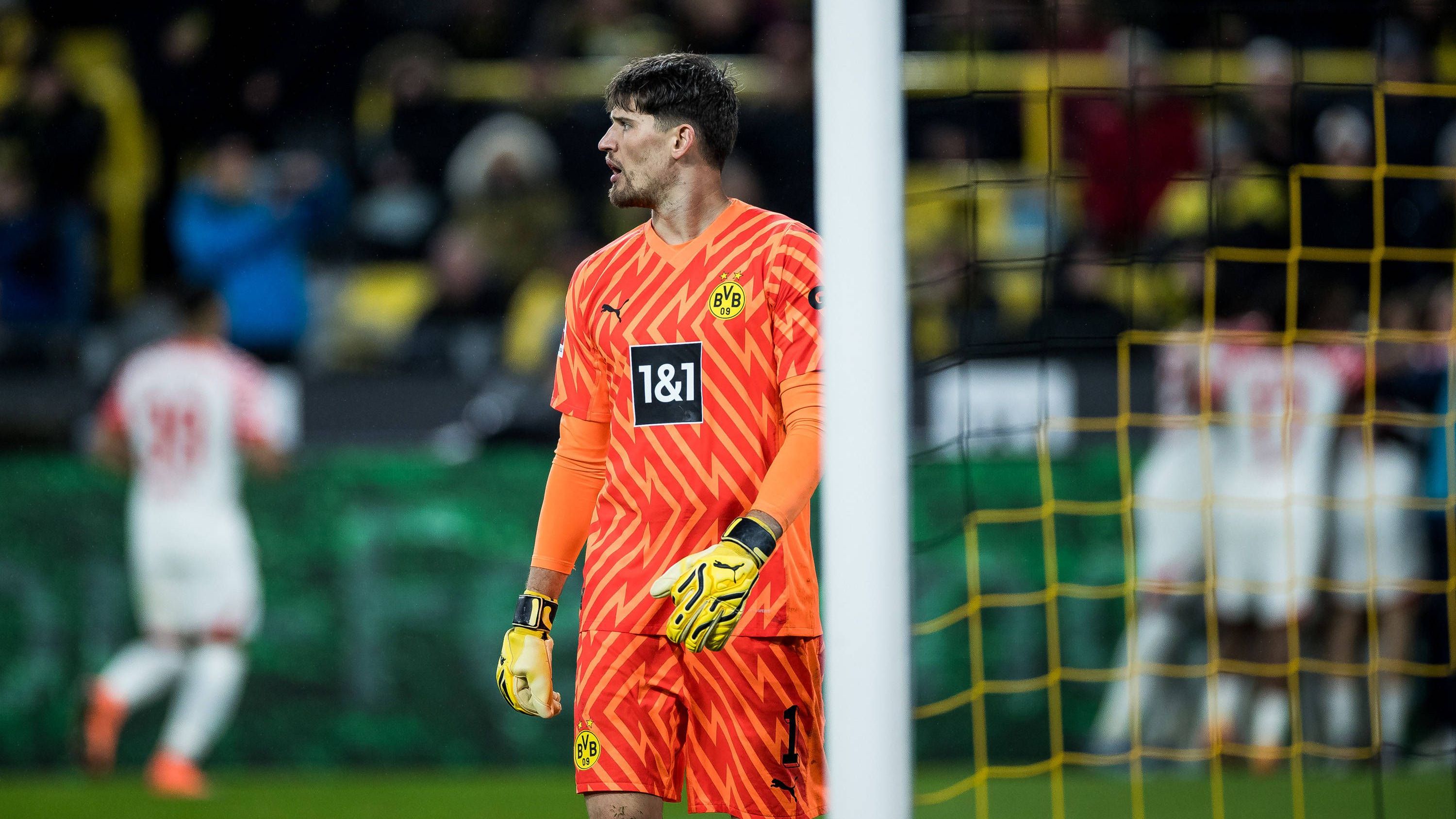 <strong>Gregor Kobel (Borussia Dortmund)</strong><br>Der Schweizer muss erstmals gegen Simakan (19.) eingreifen und kurz darauf gegen Haidara (21.). Machtlos beim Eigentor von Bensebaini, vor dem 2:1 der Leipziger lässt er unglücklich nach vorne prallen. Verhindert danach aber mehrfach das 3:1 der Sachsen.&nbsp;<strong><em>ran</em>-Note: 2</strong>