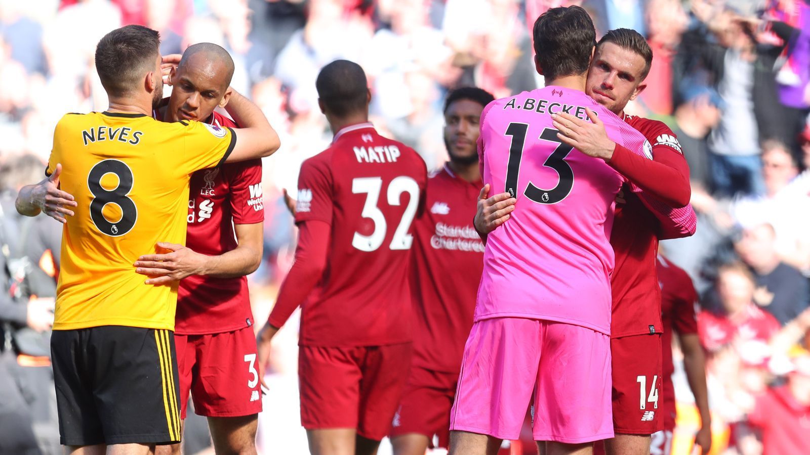 
                <strong>Bitterster Sieg gegen Wolverhampton</strong><br>
                Nach dem verlorenen Champions-League-Finale von 2018 fiel Liverpool nicht etwa in ein Loch, sondern eilte national und international quasi von Sieg zu Sieg. Mit bis dahin nur einer Saisonniederlage träumte Liverpool sogar bis zum allerletzten Premier-League-Spieltag vom ersten Meistertitel seit 1990. Doch diese eine Niederlage vom 21. Spieltag bei Manchester City (1:2) war letztlich eine zu viel und so langte es für Liverpool und Klopp lediglich zum (überragenden) Vize-Meistertitel. Nach einem 2:0-Sieg über Wolverhampton beendete Liverpool die Saison 2018/19 mit unfassbar starken 97 Punkten als Tabellezweiter, einen Zähler hinter Manchester City. 
              