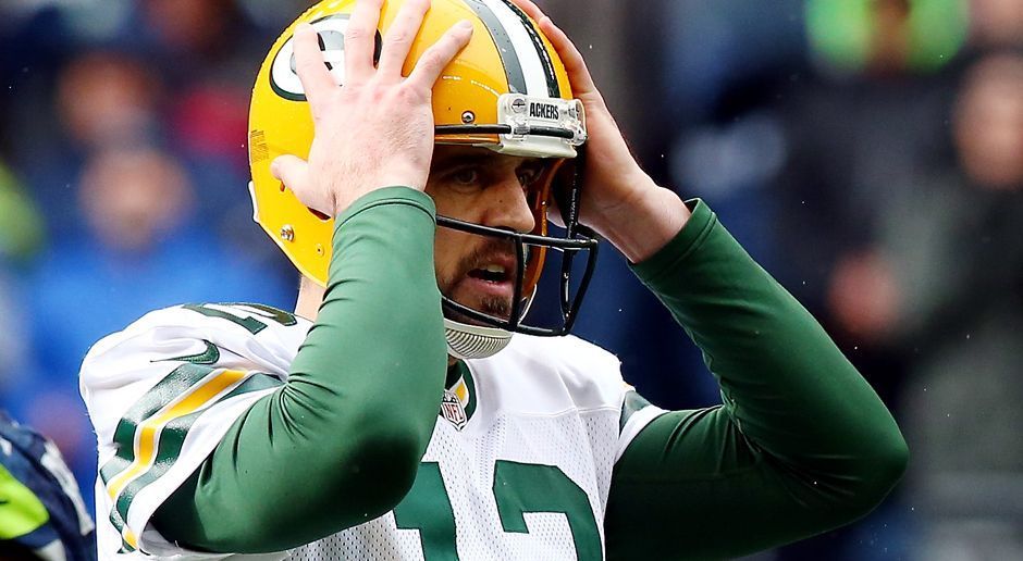 
                <strong>Aaron Rodgers (Green Bay Packers)</strong><br>
                Kommt es für die Green Bay Packers zum NFC Championship Game knüppeldick? Ausgerechnet Quarterback Aaron Rodgers hat sich kurz vor dem Kracher gegen die Atlanta Falcons (Sonntag, ab 20:15 live auf P7 MAXX und ab 22:30 Uhr live in SAT.1) einen grippalen Infekt zugezogen. Auch der wegen einer Rippenverletzung ohnehin fragliche Star-Receiver Jordy Nelson ist erkrankt und war am Freitag deshalb nicht am Trainingsgelände. Rodgers selbst beschrieb, was nun bis zum Spiel am Sonntag auf ihn zukommt: "Ausruhen, viel Flüssigkeit, das ganze Programm." Ähnlich wie bei den Steelers, bei denen gleich 15 Spieler erkrankt sind, grassiert die Grippewelle nun also auch in Green Bay. "Es geht derzeit herum. Jordy hatte es. Mason Crosby hatte es. Jetzt habe ich es. Es wird schon klappen. Wir werden damit klar kommen", so Rodgers.
              