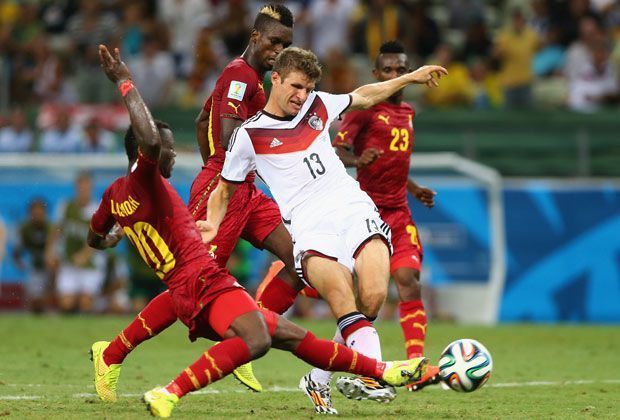 
                <strong>Thomas Müller</strong><br>
                Nach dem 4:0 gegen Portugal war Thomas Müller der umjubelte Held - mit drei Toren hatte er einen großen Anteil am Auftaktsieg der deutschen Mannschaft. Entscheidet das Duell mit Dempsey für sich - Deutschland gewinnt mit 11:1!
              